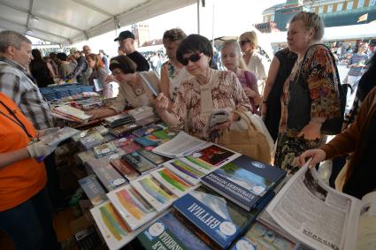 Москва. Посетители  на книжном фесивале `Красная площадь`.