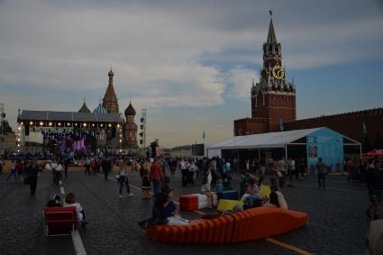 Москва.  Посетители на книжном фестивале `Красная площадь`.