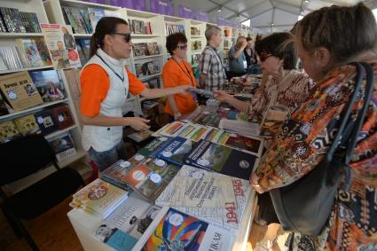 Москва. Посетители  на книжном фесивале `Красная площадь`.