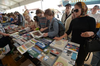 Москва. Посетители  на книжном фесивале `Красная площадь`.