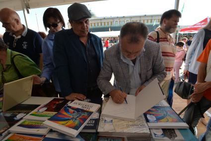 Москва. Заместитель главного редактора КП Николай Ефимович  на книжном фесивале `Красная площадь`подписывает свою книгу.