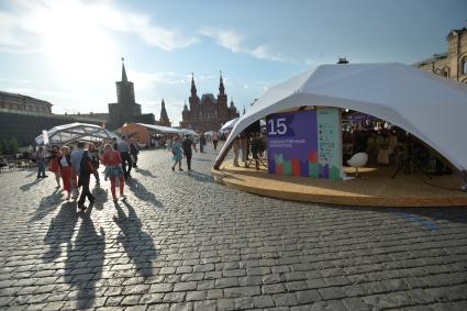 Москва.  Посетители на книжном фестивале `Красная площадь`.