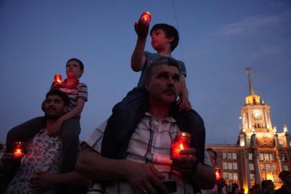 Екатеринбург. Участники всероссийской акции \'Свеча памяти\' в день начала Великой Отечественной войны, стоят с свечами на площади 1905 года