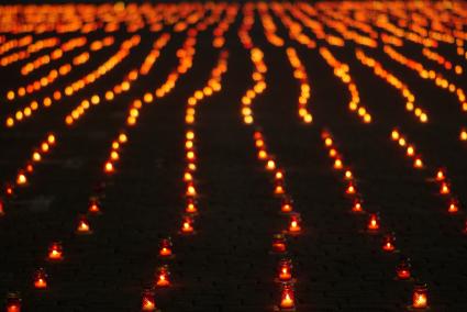 Екатеринбург. Зажженые свечи на брусчатке площади 1905 года во время всероссийской акции \'Свеча памяти\' в день начала Великой Отечественной войны