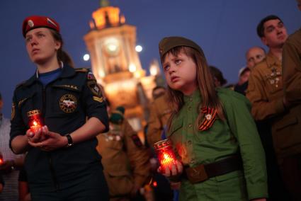 Екатеринбург. Участники всероссийской акции \'Свеча памяти\' в день начала Великой Отечественной войны, стоят с свечами на площади 1905 года