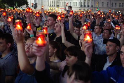 Екатеринбург. Участники всероссийской акции \'Свеча памяти\' в день начала Великой Отечественной войны, стоят с свечами на площади 1905 года