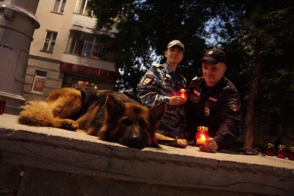 Екатеринбург. Сотрудники полиции с служебной собакой во время всероссийской акции \'Свеча памяти\' в день начала Великой Отечественной войны