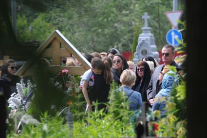 Москва.  В годовщину смерти певицы Жанны Фриске на ее могиле на Николо-Архангельском кладбище собрались  родсвенники , друзья , отец Жанны Владимир  Фриске (справа).