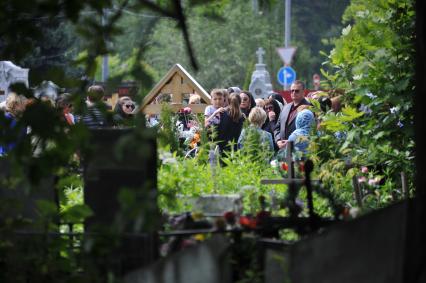 Москва.  В годовщину смерти певицы Жанны Фриске на ее могиле на Николо-Архангельском кладбище собрались ее родсвенники и друзья.