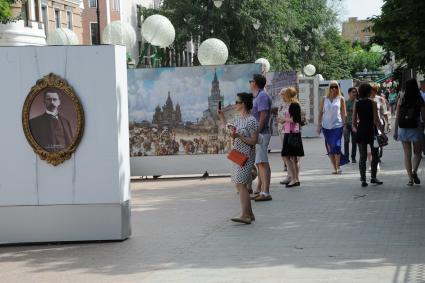 Москва. Прохожие гуляют  в историческом арт-лабиринте `Московская летопись`, который расположился в   Лаврушинском переулке .