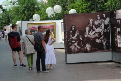 Москва. Прохожие прогуливаются  в историческом арт-лабиринте `Московская летопись`, который расположился в   Лаврушинском переулке .