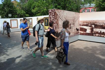 Москва. Прохожие гуляют  в историческом арт-лабиринте `Московская летопись`, который расположился в   Лаврушинском переулке .