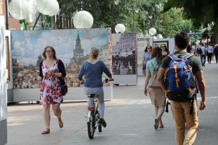 Москва. Прохожие гуляют  в историческом арт-лабиринте `Московская летопись`, который расположился в   Лаврушинском переулке .