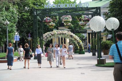 Москва. Прохожие гуляют  в историческом арт-лабиринте `Московская летопись`, который расположился в   Лаврушинском переулке .