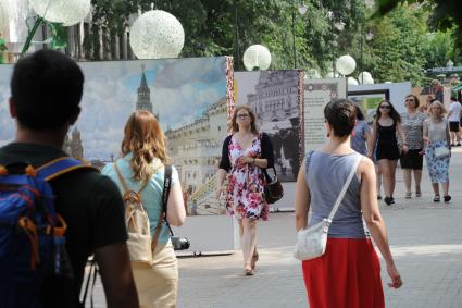 Москва. Прохожие гуляют в историческом арт-лабиринте `Московская летопись`, который расположился в Лаврушинском переулке .
