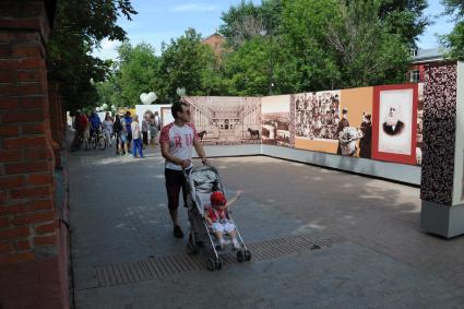 Москва. Мужчина с коляской гуляет  в историческом арт-лабиринте `Московская летопись`, который расположился в   Лаврушинском переулке .