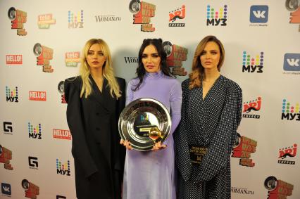 Москва. Участницы группы Serebro Екатерина Кищук, Ольга Серябкина и Полина Фаворская (слева направо) на XIV Ежегодной национальной телевизионной премии в области популярной музыки `МУЗ-ТВ 2016. Энергия будущего` в спорткомплексе `Олимпийский`.