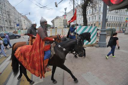 Москва. Три богатыря будут охранять порядок на улицах города в рамках  фестиваля `Наш продукт`и исторического проекта `Ратоборцы`.