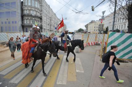 Москва. Три богатыря будут охранять порядок на улицах города в рамках  фестиваля `Наш продукт`и исторического проекта `Ратоборцы`.