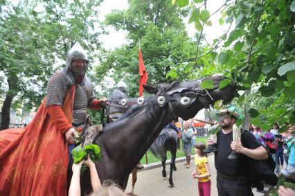 Москва. Три богатыря будут охранять порядок на улицах города в рамках  фестиваля `Наш продукт`и исторического проекта `Ратоборцы`.