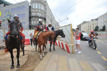 Москва. Три богатыря будут охранять порядок на улицах города в рамках  фестиваля `Наш продукт`и исторического проекта `Ратоборцы`.