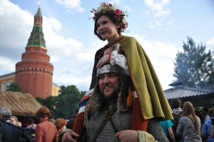 Москва. Посетители и участники историко-гастрономического фестиваля `Наш продукт` в рамках уличных праздников `Московские сезоны` на Манежной площади.