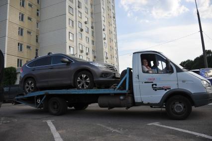 Москва. Машина на эвакуаторе.