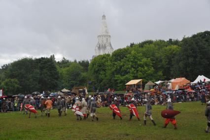 Москва. Участники исторической реконструкции сражения во время   фестиваля `Времена и эпохи. Битва тысячи мечей` в музее-заповеднике Коломенское.