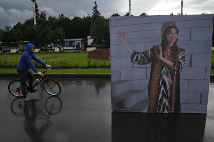 Москва.  Мальчик едет на велосипеде по  центральной аллее ВДНХ ,где открылась  фотовыставка  `Многонациональная Россия`.