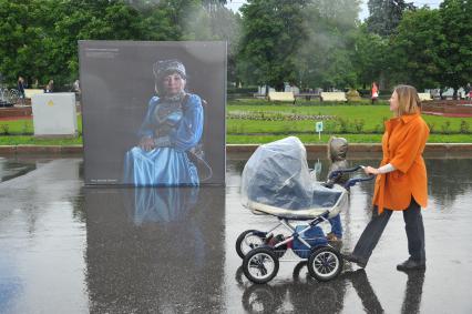 Москва. Женщина с коляской  на центральной аллее ВДНХ ,где открылась  фотовыставка  `Многонациональная Россия`.