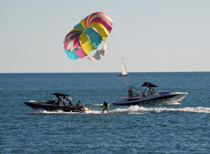 Сочи. Моторная лодка с водным парашютом.