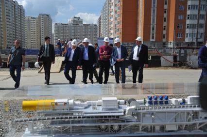 Москва. Мэр Москвы Сергей Собянин (в центре) осмотрел ход строительства станции `Некрасовка` Кожуховской линии Московского метрополитена.