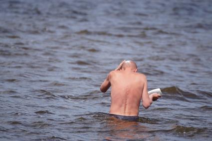 Екатеринбург. Мужчина с шампунем моет голову в воде ВИЗовского пруда