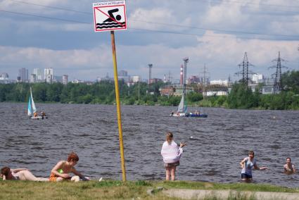 Екатеринбург. Горожане отдыхают на городском пляже у ВИЗовского пруда где купание запрещено