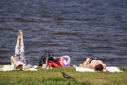Екатеринбург. Женщина с дочкой загарают на городском пляже у ВИЗовского пруда