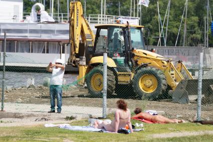 Екатеринбург. Горожане отдыхают на городском пляже рядом с стройкой