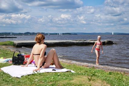 Екатеринбург. Женщина с дочкой на городском пляже у ВИЗовского пруда