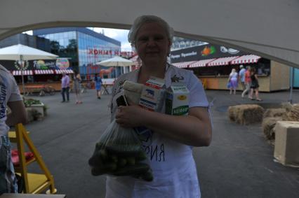 Москва.  Покупательница на ярмарке выходного дня на ВДНХ.