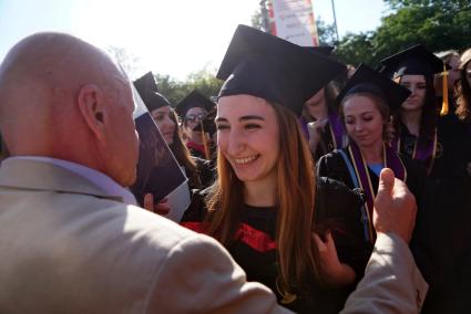 Екатеринбург. Преподаватель вручает дипломы выпускникам УрФУ (Уральский федеральный университет)