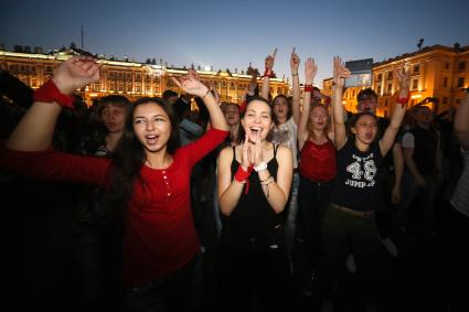 Санкт-Петербург. Во время праздника выпускников школ `Алые паруса` на Дворцовой площади.