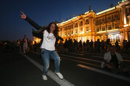 Санкт-Петербург. Во время праздника выпускников школ `Алые паруса` на Дворцовой площади.