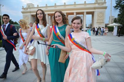 Москва. Выпускники московских школ в Парке Горького.