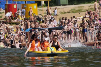 Тула.  Жители города спасаются от жары в городских водоемах.