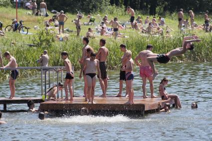 Тула.  Жители города спасаются от жары в городских водоемах.