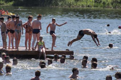 Тула.  Жители города спасаются от жары в городских водоемах.