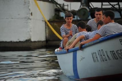 Крым.  Участники 10-й смены `Другая школа` международного детского центра `Артек` во время морского похода.