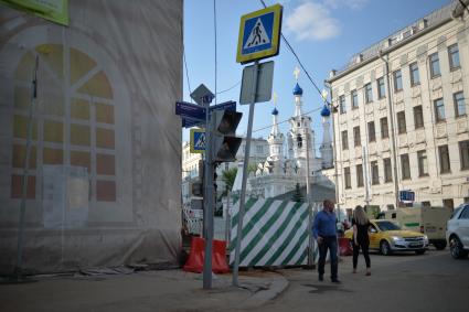 Москва.    Ремонтные работы по благоустройству   в Большом Путинковском переулке.