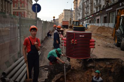 Москва.   Ремонтные работы по благоустройству на Тверской улице.