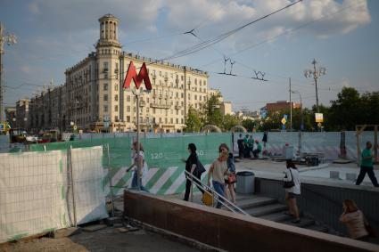 Москва.   Ремонтные работы по благоустройству на Тверской улице.