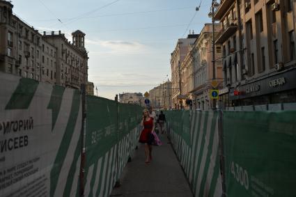 Москва.   Люди идут по временному переходу во время ремонтных работ по благоустройству на Тверской улице.